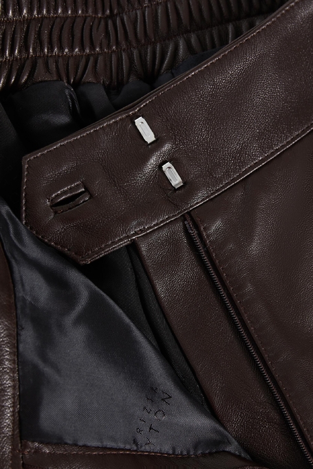 Hnědé kožené kalhoty se širokou nohavicí