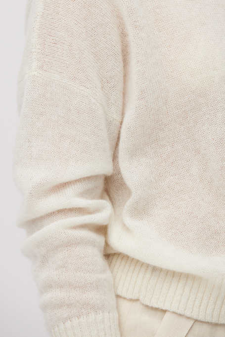 Bílý svetr s vlnou baby suri alpaka 