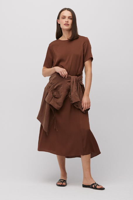 Hnědé šaty z hedvábí 