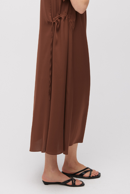 Hnědé šaty z hedvábí 