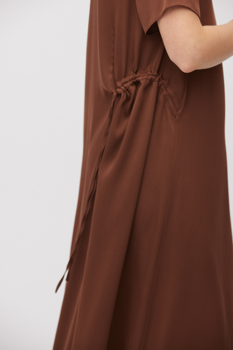 Hnědé šaty z hedvábí 