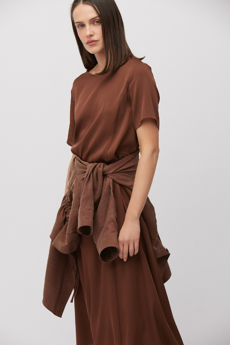 Hnědé šaty z hedvábí 