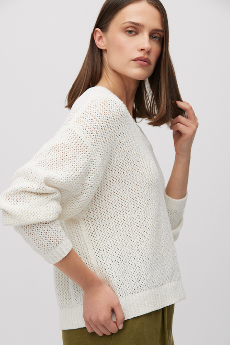 Bílý ažurový svetr s výstřihem do V 