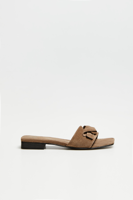 Šedé semišové pantofle s přezkou - Patrizia Aryton