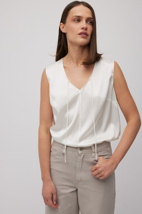 Bílý hedvábný top s výstřihem do V - Patrizia Aryton