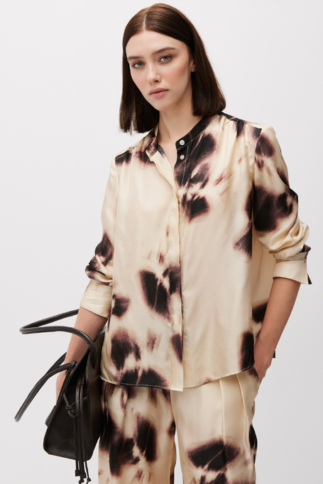 Volná hedvábná košile se vzorem