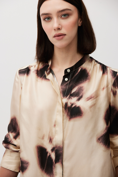 Volná hedvábná košile se vzorem