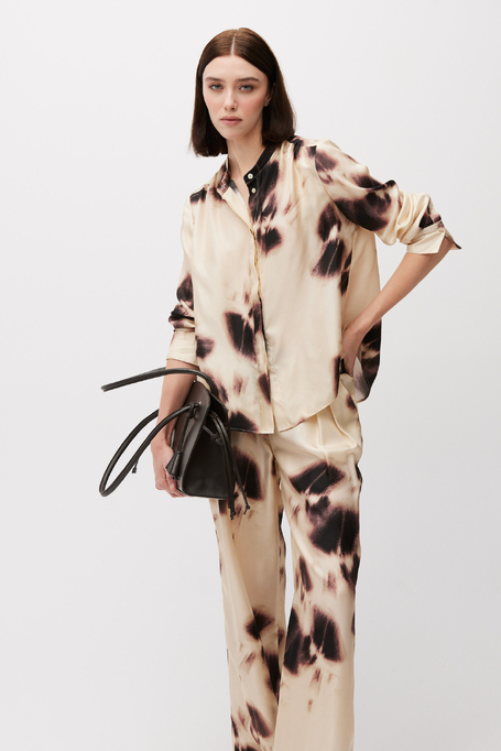 Volná hedvábná košile se vzorem