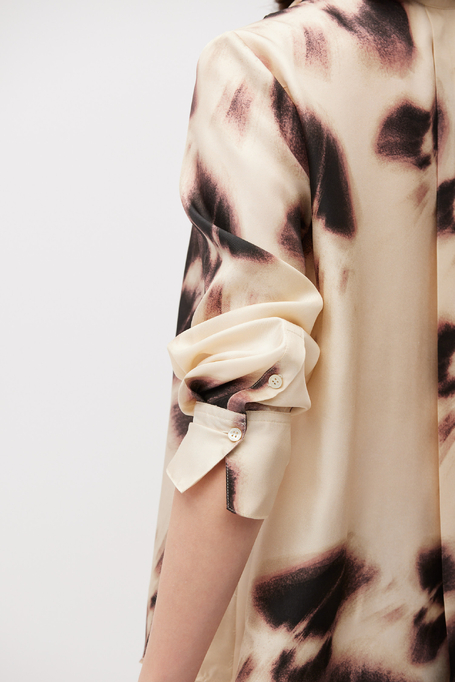 Volná hedvábná košile se vzorem