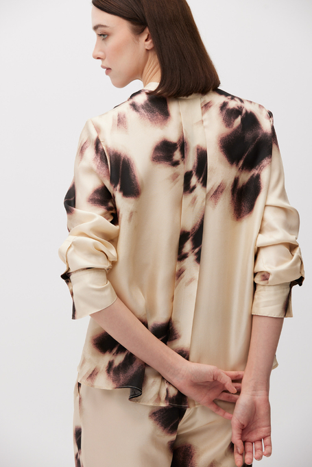 Volná hedvábná košile se vzorem