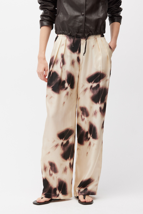 Široké hedvábné kalhoty se vzorem Široké hedvábné kalhoty se vzorem