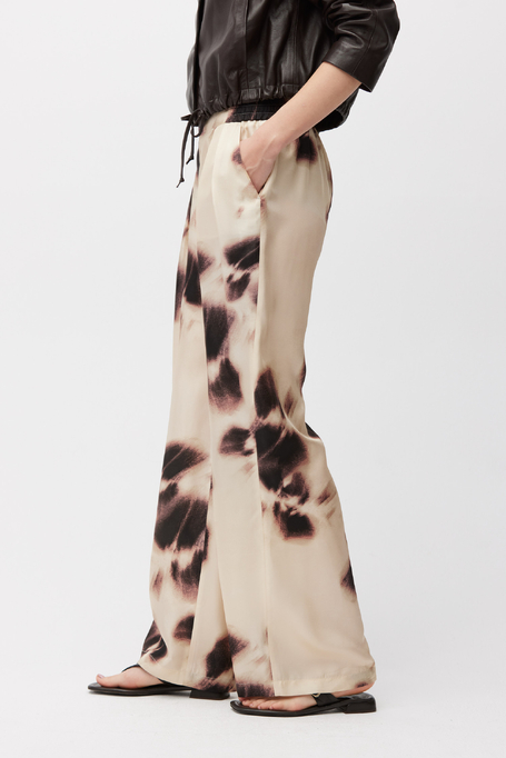 Široké hedvábné kalhoty se vzorem Široké hedvábné kalhoty se vzorem