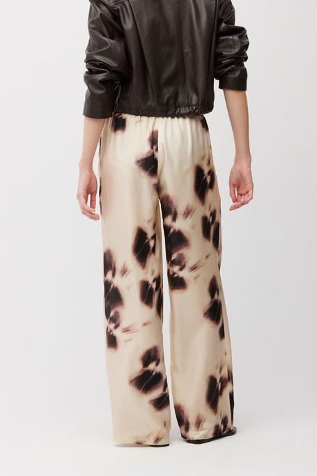 Široké hedvábné kalhoty se vzorem Široké hedvábné kalhoty se vzorem