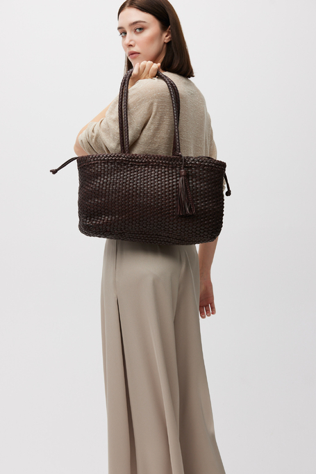 Hnědá taška z pletené kůže