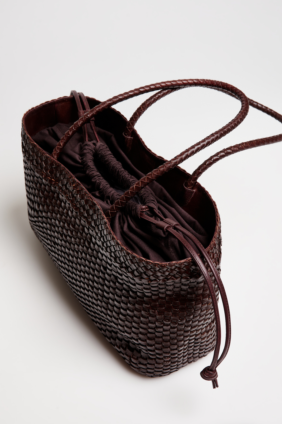 Hnědá taška z pletené kůže Hnědá taška z pletené kůže