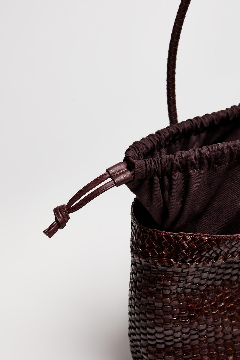 Hnědá taška z pletené kůže Hnědá taška z pletené kůže